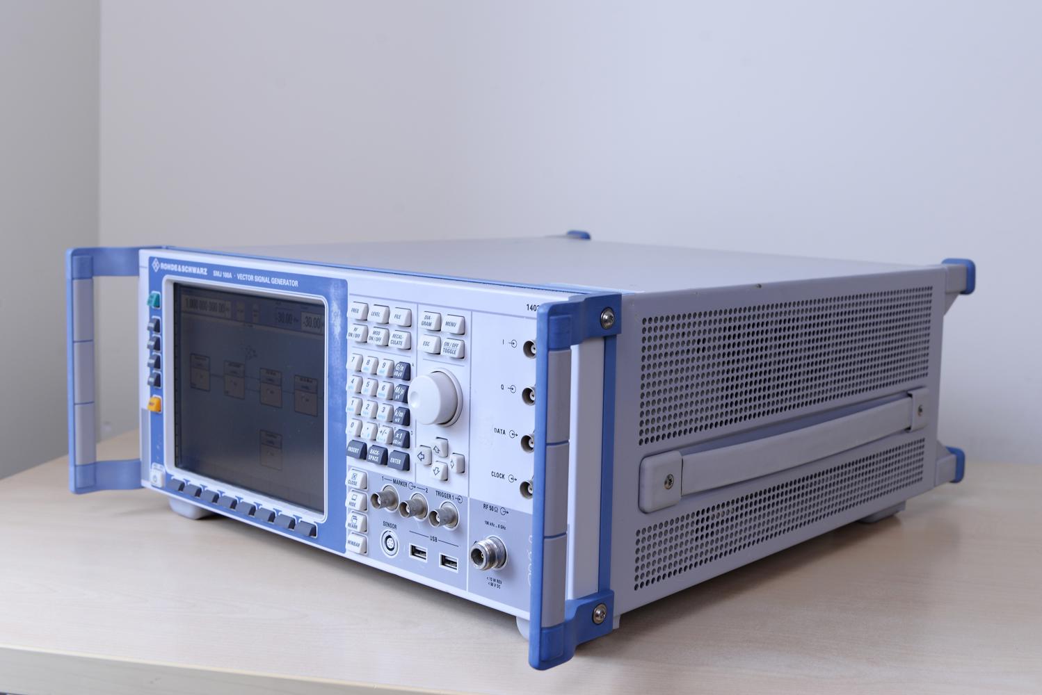 Генератор сигналов  векторный ROHDE & SCHWARZ SMJ100